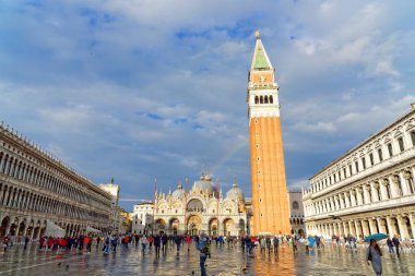 Venedik'te 'Piazza San Marco' adlı meydandaki bazilikanın üzerindeki gökkuşağı, 4 Mayıs, İtalya 2018