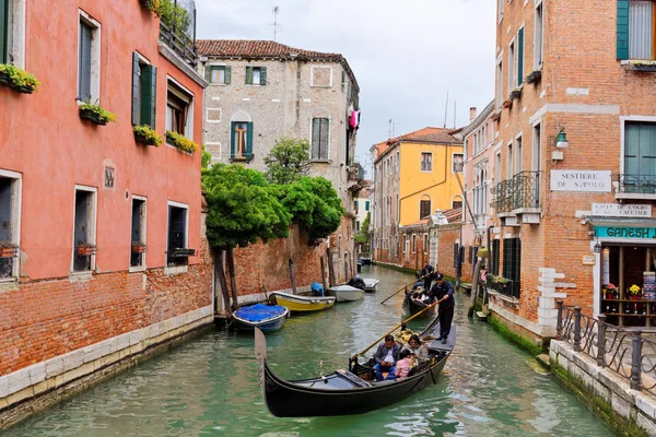Góndola en el canal que fluye entre los edificios históricos de Venecia, 4 de mayo de 2018 Italia — Foto de Stock
