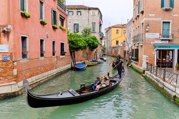 Góndola en el canal que fluye entre los edificios históricos de Venecia, 4 de mayo de 2018 Italia — Foto de Stock