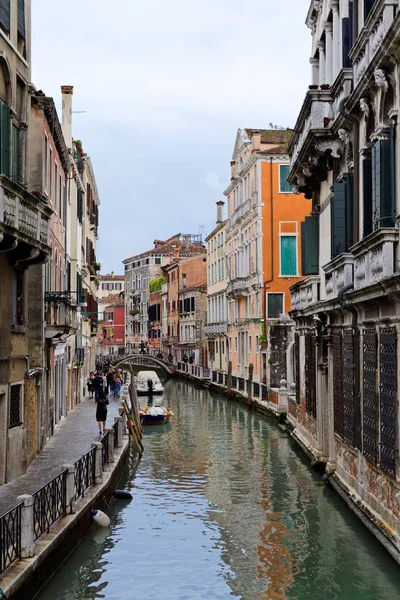 Canal estrecho entre casas históricas en Venecia, 4 de mayo, Italia 2018 — Foto de Stock