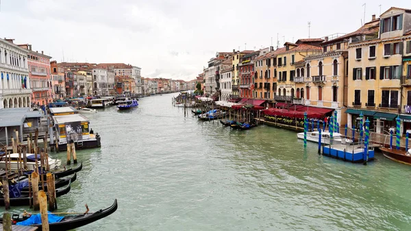 Góndolas y barcos en el Gran Canal de Venecia, 04 de mayo, Italia 2018 — Foto de Stock