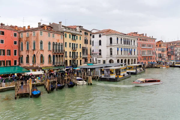 Góndolas y barcos en el Gran Canal de Venecia, 04 de mayo, Italia 2018 — Foto de Stock