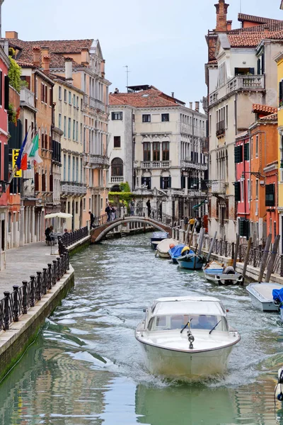 Barcos a motor navegando a lo largo del canal entre edificios históricos en Venecia, 4 de mayo, Italia 2018 — Foto de Stock