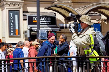 Rathayatra adlı araba festivali, fotoğrafçı kamera ile fotoğraf çekiyor. 16 Haziran İngiltere 2019