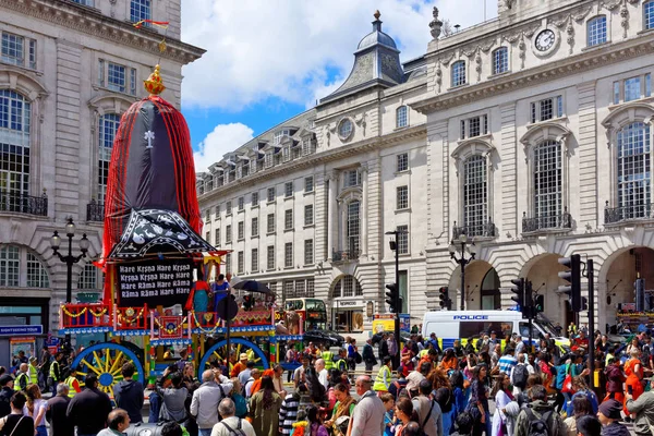 La festa dei carri chiamata Rathayatra a Londra, carro di legno accompagnato da una festa cantilenante a Piccadilly. 16 giugno, Regno Unito 2019 — Foto Stock