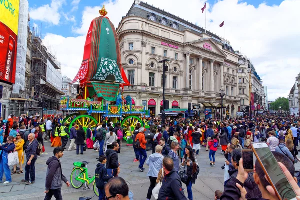 La festa dei carri chiamata Rathayatra a Londra, carro di legno accompagnato da una festa cantilenante a Piccadilly. 16 giugno, Regno Unito 2019 — Foto Stock