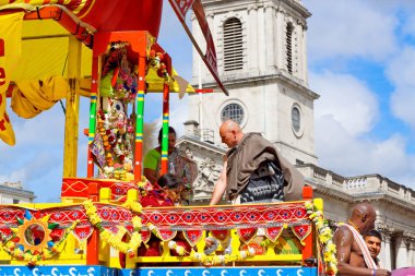 Londra'da Rathayatra adlı araba festivali, Deity rahipler tarafından hayran. 16 Haziran İngiltere 2019