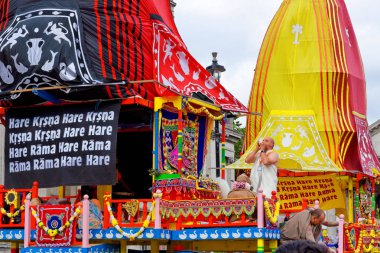 Londra'da Rathayatra adlı araba festivali, Deity rahipler tarafından hayran. 16 Haziran İngiltere 2019
