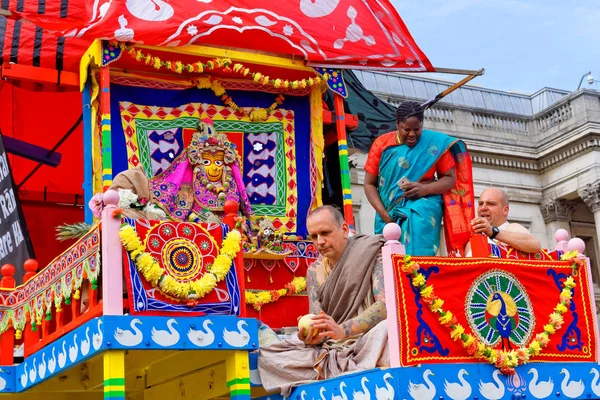 Kárský festival zvaný Rathayatra v Londýně, božstvo zbožňované kněží. 16. června, UK 2019 — Stock fotografie