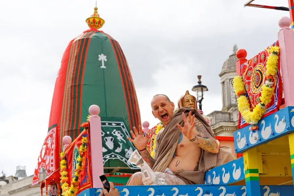 Kárský festival jménem Rathayatra, zábavný kněz na vozíku. 16. června, UK 2019 — Stock fotografie