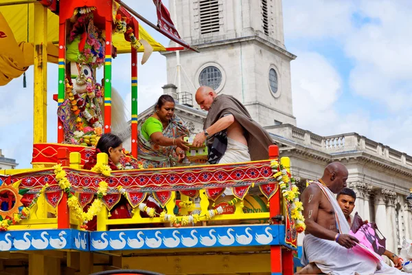 Kárský festival zvaný Rathayatra v Londýně, božstvo zbožňované kněží. 16. června, UK 2019 — Stock fotografie