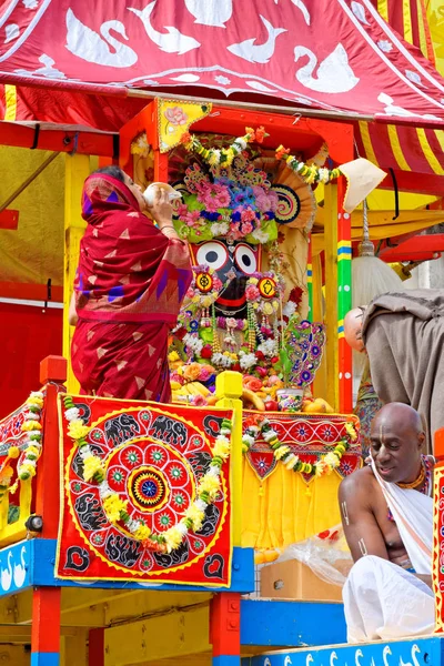 Kárský festival zvaný Rathayatra v Londýně, božstvo zbožňované kněží. 16. června, UK 2019 — Stock fotografie