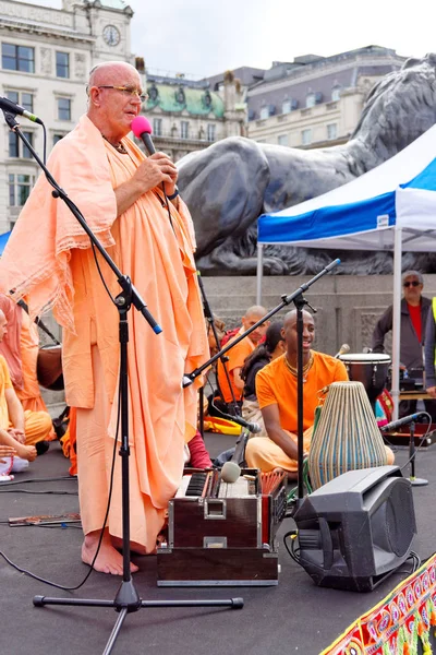 Kárský festival se jmenuje Rathayatra v Londýně, Indradyumna Swami na jevišti. 16. června, UK 2019 — Stock fotografie