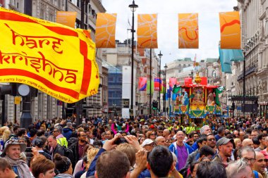 Londra'da Rathayatra adlı araba festivali, Hare Krishna Bayrağı. 16 Haziran İngiltere 2019