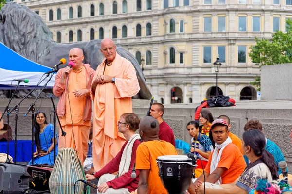 Kárský festival se jmenuje Rathayatra v Londýně, Indradyumna Swami na jevišti. 16. června, UK 2019 — Stock fotografie