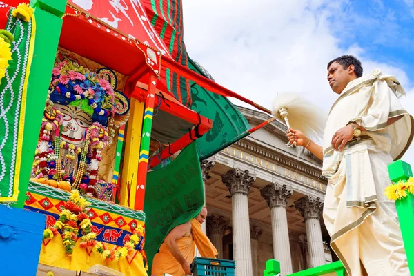 Kárský festival zvaný Rathayatra v Londýně, božstvo zbožňované kněží. 16. června, UK 2019 — Stock fotografie