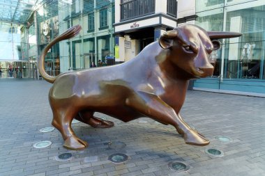 Birmingham, Bullring Alışveriş Merkezi 'nde 15 Ekim 2020' de bir boğanın metal heykeli.