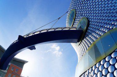 Modern mimari ve asılı bir köprü, Birmingham, 15 Ekim, Birleşik Krallık 2020