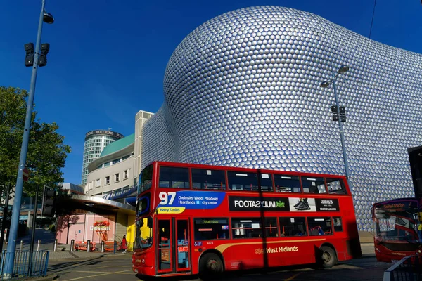 Birmingham, 15 Ekim 2020 'de, modernist bir alışveriş merkezinin önündeki çift katlı belediye otobüsü.