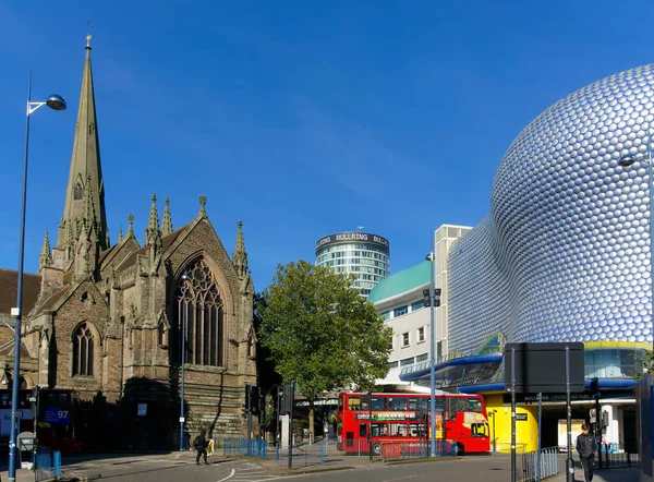 Ortaçağ kilisesi ve modernist binası olan Bullring alışveriş merkezi manzarası, Birmingham, 15 Ekim 2020
