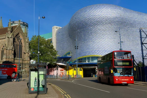 15 Ekim 2020 'de Birmingham' da modernist bir alışveriş merkezinin önündeki otobüs.