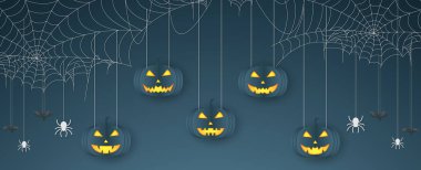 Cadılar Bayramı balkabağı kafası, örümcekler ve yarasalar asılı, örümcek ağı afişi, metin ile örümcek ağı arka planı