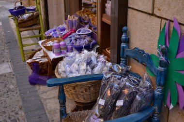 Brihuega street, parti giyinmiş