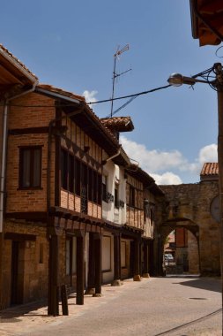 Güneşli bir gün sokakta Aguilar de Campoo