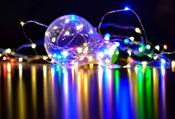 暗闇の中で光る電球 — ストック写真