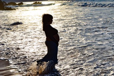 Hamile kadın suset plajda oynayan