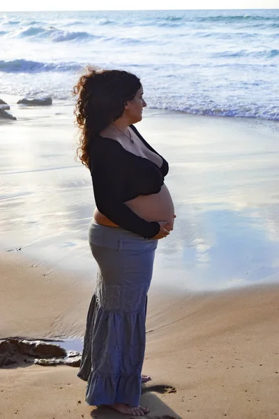 Mulher Grávida Brincando Praia Início — Fotografia de Stock