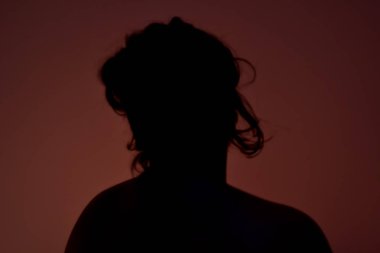 kadın siluet karanlıkta