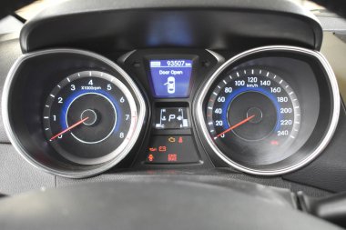 Araba kontrol paneli takometre ve hız göstergesi ile 