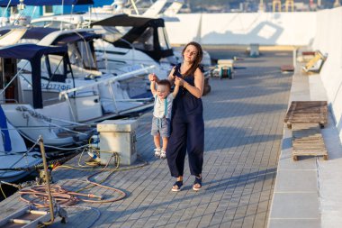 Anne ve oğlu yaz deniz, yaz, coşku, sevinç,