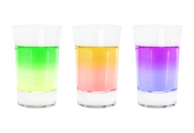 Yanardöner alkol kokteyller ile atış cam izole beyaz bir arka plan ayarla