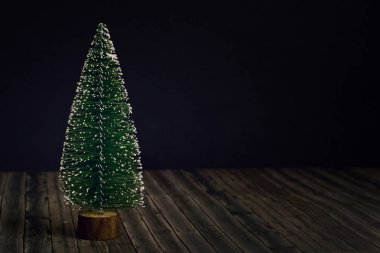 Koyu siyah ve ahşap arka plan, Noel kartı yeni yıl ağacı 