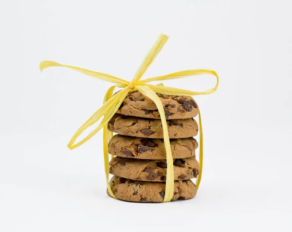 Stack Cookies Chocolate Crumb Connected Yellow Bow White Background Isolated — Stock Photo, Image