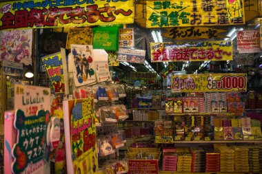 Der Bunte sehr farbenher Einkaufsmarkt Mitten Naha, Okinawa 'da. Solche Maerkte sind Typisch of Japan. 