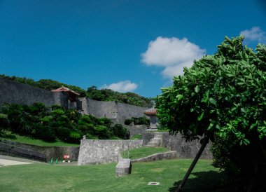 Besichtigung der alten Burg Nakagusuku in der Hauptstadt Naha, Okinawa, Japonya