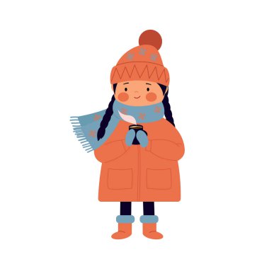 Sevimli kız bir şapka, ceket, bir kupa kahve tutan mittens. Bebek kışın sıcak kahve, çay içiyor. 