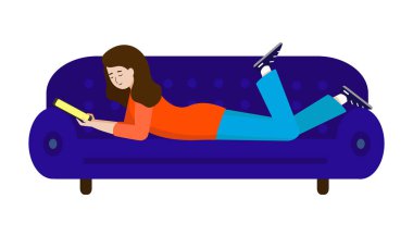 Kız kanepede yatıyor kanepe ve bir tablet holding e-kitap. Genç kadın kanepede oturan bir kitap okuma.
