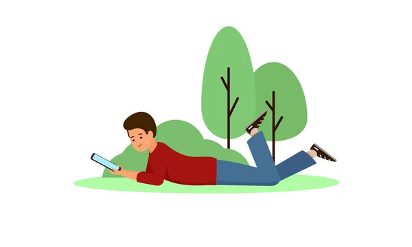 El tipo yace en el parque y sostiene una tableta, un teléfono inteligente. Hombre descansando en la naturaleza, mintiendo y leyendo un libro electrónico . — Vector de stock