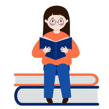 Bir kitap yığınının üzerinde oturan ve elinde açık bir kitap tutan kız. Gözlüklü genç kız kitap okuyor.