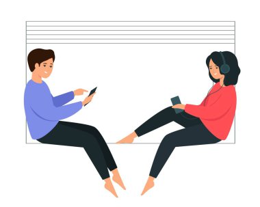 Mutlu adam ve kız pencere eşiğinde oturuyorlar. Genç bir adam ve kadın ellerinde bir akıllı telefon tutuyorlar..
