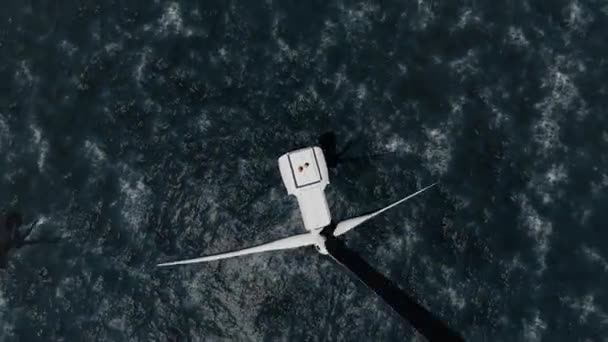 Deux travailleurs offshore sur le dessus de l'éolienne, parc éolien 