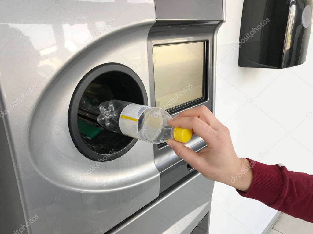 Recycling machine that dispenses cash