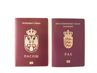 Beyaz arka planda Sırp ve Danimarka Pasaportları