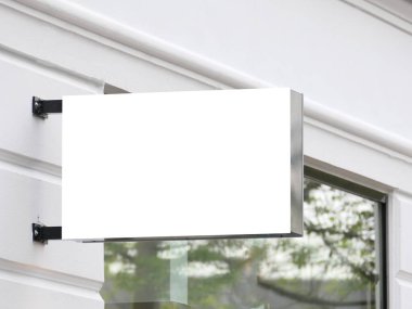 Kopenhag duvarında boş dikdörtgen tabela