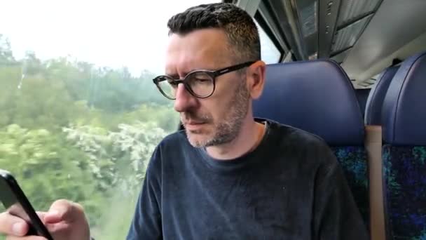 Homem Escrever Mail Smartphone Train Journey — Vídeo de Stock