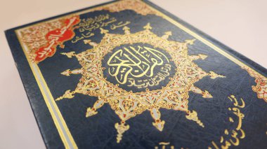 Beyaz arkaplanda izole Kuran